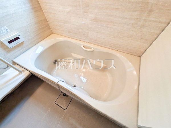  足を伸ばして入れるバスタブで、ゆっくり一日の疲れを癒して下さい。 　【東久留米市下里３丁目】