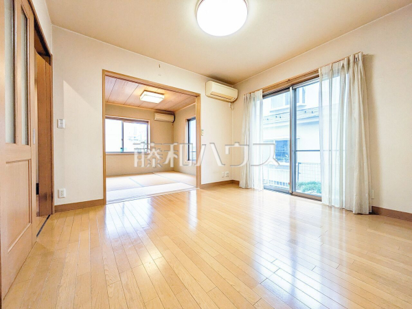  採光溢れるリビングで、家族団らんのひと時をお過ごし下さい。 　【東久留米市下里３丁目】