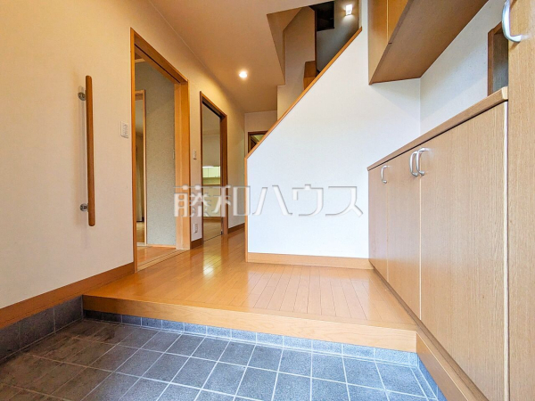  ゆとりある広さのホールと明るい玄関は、ご家族皆様もお客様もいつでも気持ちよく迎えてくれます。 【東久留米市下里３丁目】