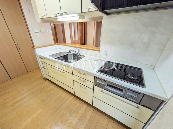  オールスライド収納のキッチンは、重たい物が入っていても楽々引き出せて収納しやすいです。 　【東久留米市下里３丁目】