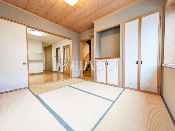  リビング隣の和室は憩いの場としても、引き戸を開けてリビングの延長としても使えます。 　【東久留米市下里３丁目】