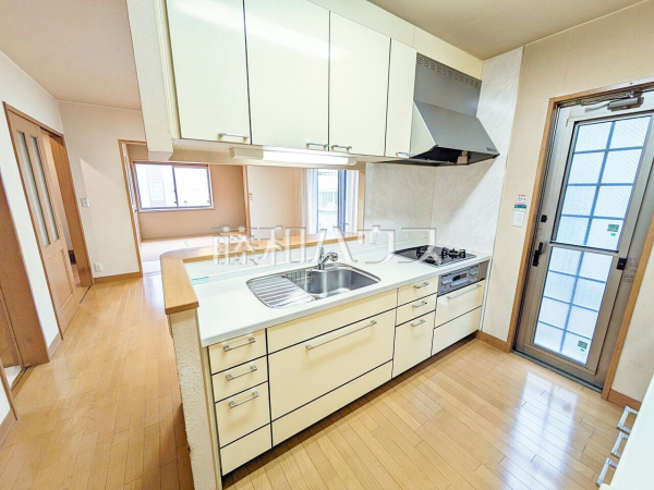  対面式のカウンターキッチンは、いつでもご家族を感じられる空間作りの重要ポイントになりそうです。 【東久留米市下里３丁目】