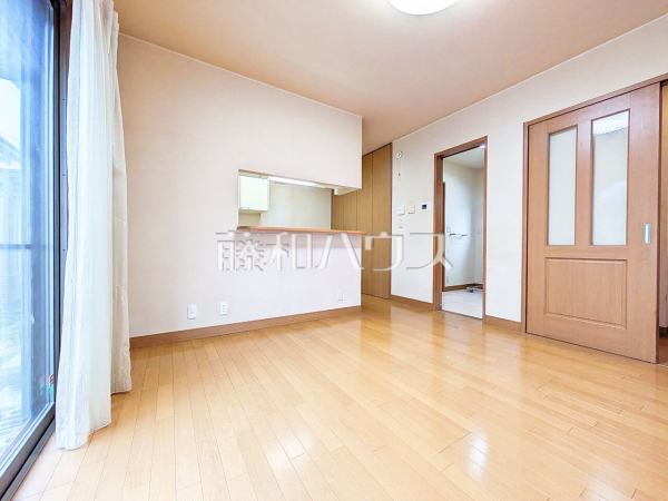  リビングからキッチンが見えるので、小さなお子様もママの様子が見えて安心ですね。 　【東久留米市下里３丁目】