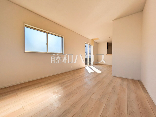 2号棟　 約19.2帖のゆったりリビング。家族でテーブルを囲む素敵な時間をお愉しみ下さい。 【清瀬市竹丘３丁目】