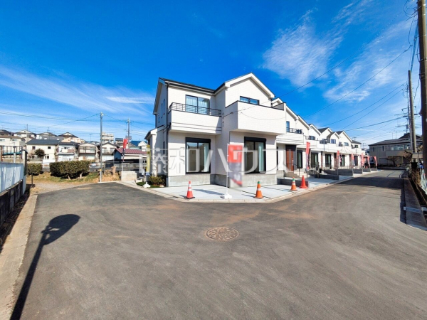 接道状況および現場風景　【新座市石神４丁目】 ここに住む方を想像して、着々と建築しております！ 