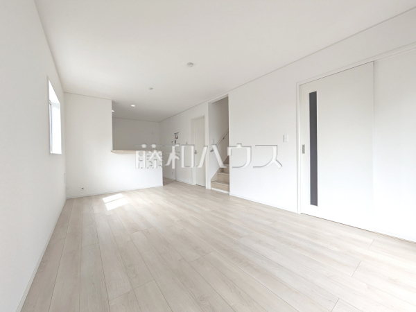 リビング　【東大和市清水４丁目】