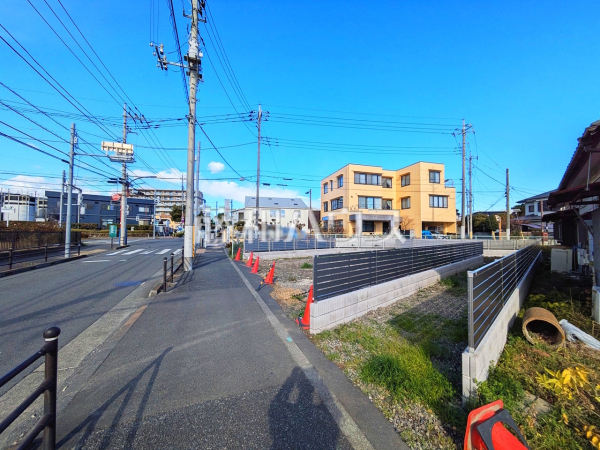 ≪接道状況≫道路から奥まった住まいは、車や人通りも気にならずプライバシーの確保された住空間を保つことができます。【府中市是政６丁目】
