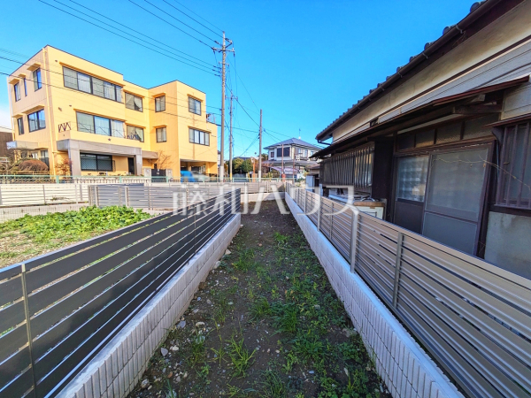 現地写真(路地状部分)　 旗竿地は、小さなお子様が急に道路に飛び出てしまうことを防ぎます。安心してお庭で遊ぶことができますね。【府中市是政６丁目】