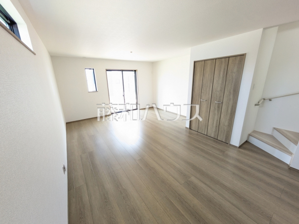 B号棟　リビング　【春日井市八事町１丁目】