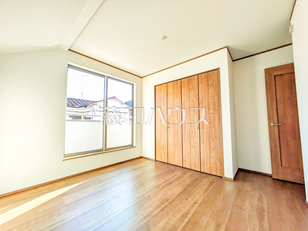 ≪A号棟　居室≫木目が美しいウッディなフローリングの居室は、穏やかで心安らぐ空間となるでしょう。【府中市浅間町４丁目】