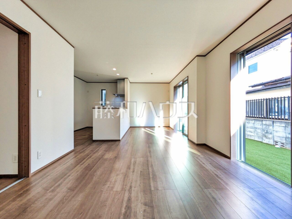 ≪A号棟　リビング≫南側に大きな窓を設け、昼間は電気をつけずに過ごせる、明るい空間となるよう設計いたしました。【府中市浅間町４丁目】