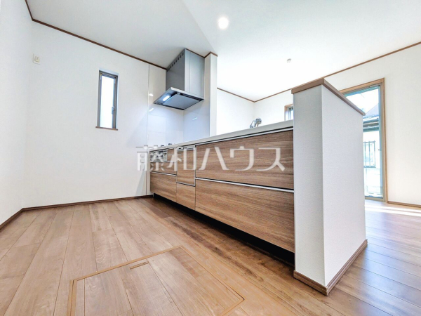 ≪A号棟　キッチン≫ご家族やお友達とのお食事やティータイムを楽しめる対面キッチン。お食事やお茶の準備をしながらでも、自然と会話の輪が広がります。【府中市浅間町４丁目】