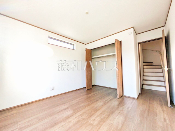 ≪A号棟　居室≫各部屋に収納も完備されるため、部屋もしっかり片付きそうですね♪　【府中市浅間町４丁目】