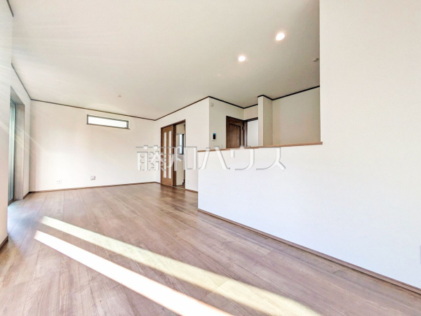 ≪A号棟　リビング≫対面キッチンを採用したリビングは明るく開放感を主として設計しました。　【府中市浅間町４丁目】