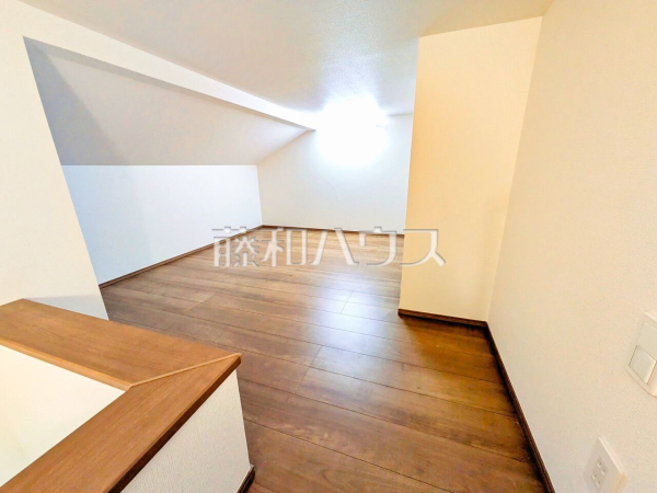 ≪A号棟　収納≫固定階段なので、荷物意の持ち運びがしやすく、また趣味のお部屋としてもご利用いただけるマルチスペースです♪　【府中市浅間町４丁目】