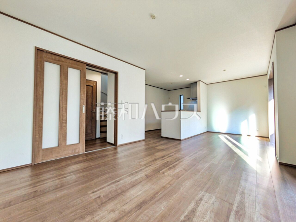 ≪A号棟　リビング≫大きなソファーを置いても圧迫感がない約16.6帖の広々LDK。窓からは陽光をたっぷり採り込み、明るく快適な団らん空間となっております。　【府中市浅間町４丁目】