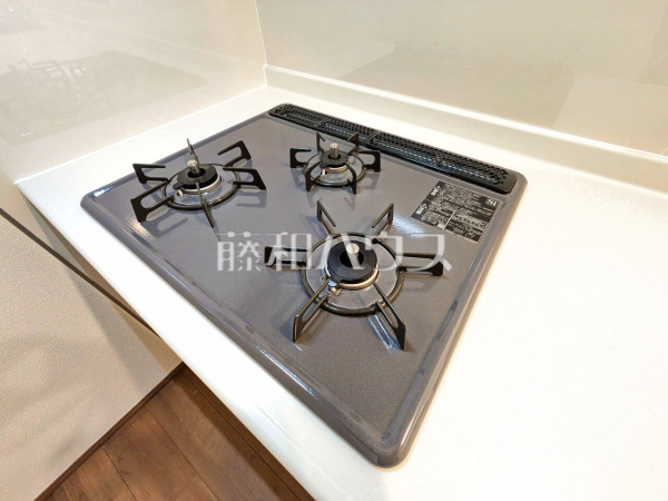 ≪A号棟　キッチン≫フラットな表面で汚れも拭きとりやすく、お掃除が簡単な3口ガラストップコンロ　【府中市浅間町４丁目】