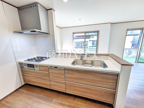 ≪A号棟　キッチン≫ 使いやすくスタイリッシュなシステムキッチンには、毎日お使いになる方の視点が存分に活かされています。 　【府中市浅間町４丁目】