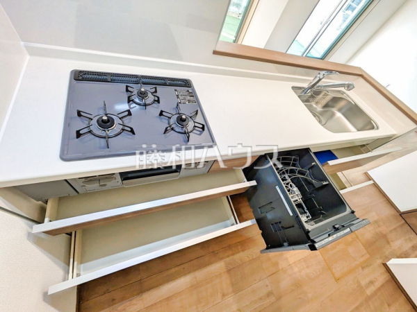 ≪A号棟　キッチン≫ビルトイン食洗機は毎日の家事を軽減させてくれます。またワークトップも広々使え機能性も向上します。　【府中市浅間町４丁目】