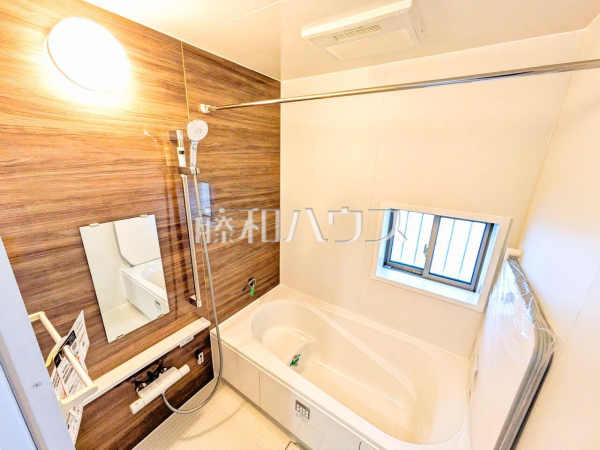 ≪A号棟　浴室≫足を伸ばして入れるバスタブで、ゆっくり一日の疲れを癒して下さい。　【府中市浅間町４丁目】