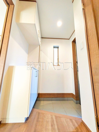 ≪A号棟　玄関≫自然光を取り入れ明るい空間になるよう設計された玄関です。　【府中市浅間町４丁目】