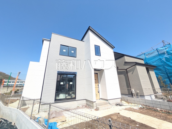 1号棟　外観　【日野市新町３丁目】
足場が外れて実際の外観が見えてきました。完成までもう少しです。　