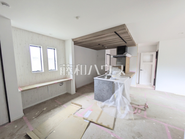 1号棟　リビング　【日野市新町３丁目】
大きなソファーを置いても圧迫感がない約19.9帖の広々LDK。窓からは陽光をたっぷり採り込み、明るく快適な団らん空間となっております。