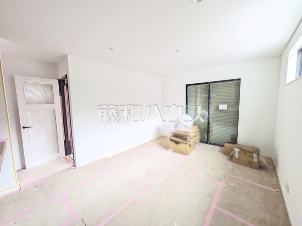 1号棟　リビング　【日野市新町３丁目】
たっぷりの日差しや心地良い風が入る、広々としたリビングが魅力　