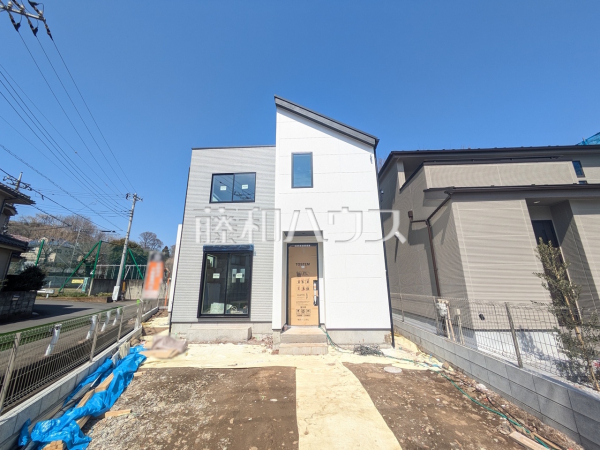 1号棟　外観　【日野市新町３丁目】
南道路で、さらに南側にカースペースがあり日当たり良好です。　