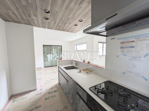 A号棟　キッチン　【日野市新町３丁目】
使いやすくスタイリッシュなシステムキッチンには、毎日お使いになる方の視点が存分に活かされています。　