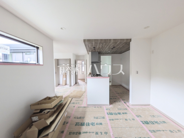 A号棟　リビング　【日野市新町３丁目】
リビングとダイニングの位置をずらし、それぞれの空間で過ごす寛ぎを大切にしたプランです。　