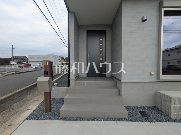 玄関前は家の「顔」です。綺麗な植栽が家と街並みに暖かい色を添えます。　