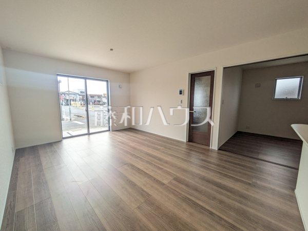 リビング　【春日井市白山町７丁目】