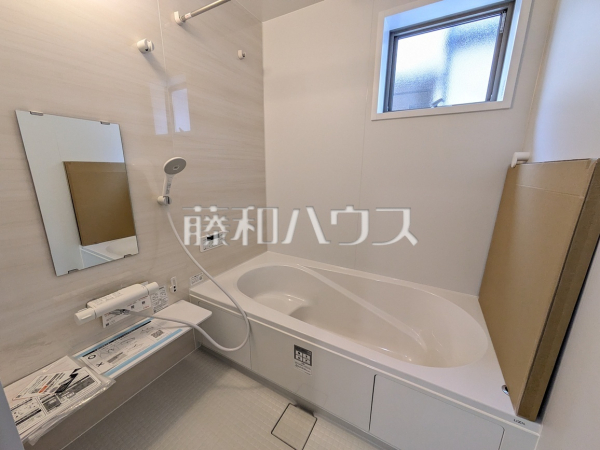 浴室換気乾燥機は梅雨の時期等、なかなか乾かない洗濯物を干すのに役立ちます！　