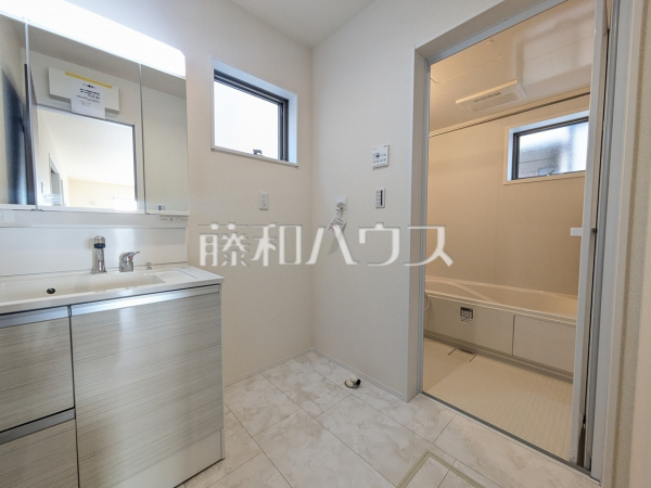 三面鏡付きの洗面台。鏡の裏にも収納があり、歯ブラシや化粧品等もすっきり収納できます。　