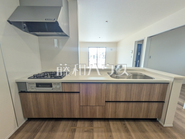 ご家族の様子がわかり、会話も楽しめる対面式システムキッチン　