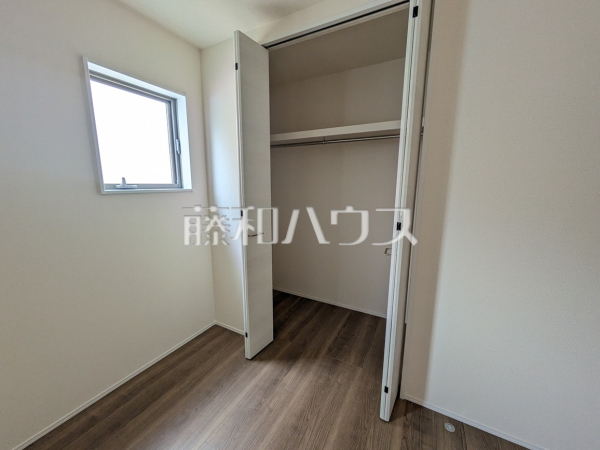 枕棚とハンガーパイプで効率良く、たくさん収納できるクローゼット！お部屋をきれいに保てそうですね。　