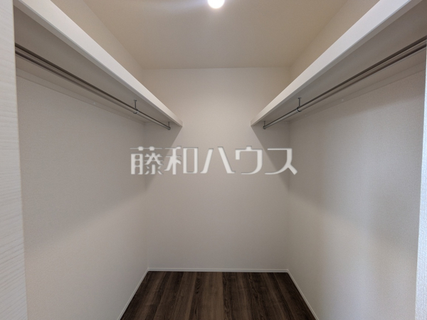 ウォークインクローゼットは、お洋服等がたくさん収納できて便利です。　