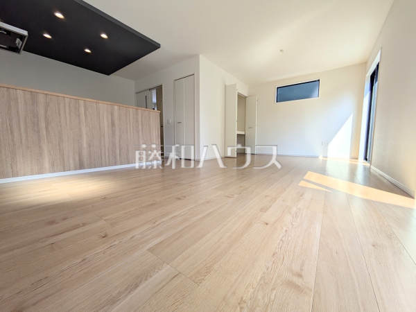 LDKには大きな窓が施され、明るさと通風を確保した快適な空間です。2号棟　リビング　【福岡市東区奈多２丁目】