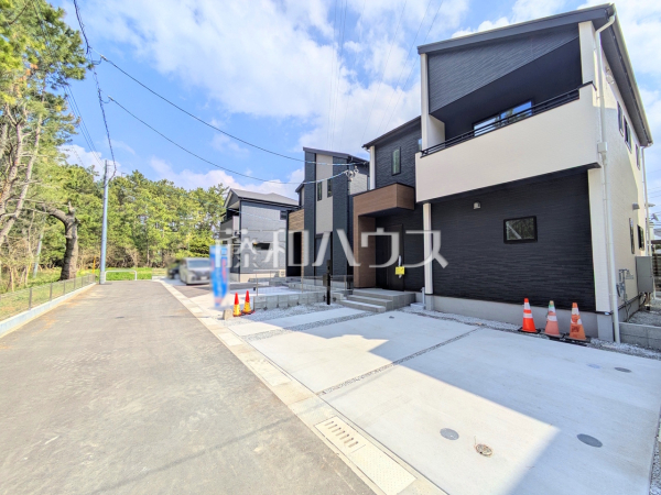 日当たりや設備仕様など、実際に行ってみないと分からないことも多くございます。お気軽にお問い合わせください。接道状況および現場風景　【福岡市東区奈多２丁目】