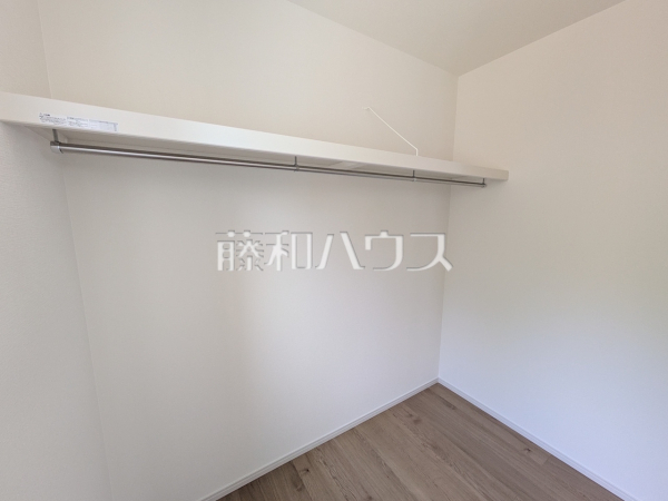 収納力豊富なウォークインクローゼットで、バッグや小物類も片付きます　2号棟　ウォークインクローゼット　【福岡市東区奈多２丁目】