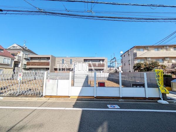 《現地写真》 建築条件はございませんので、ライフスタイルに合わせた自由なマイホームづくりが可能です。 　【調布市飛田給２丁目】