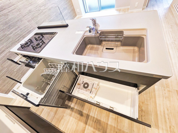 《キッチン》大きな鍋類から小物類まで、さらに包丁や調味料まで収まる大容量のキッチン収納　【クイーポ狛江】