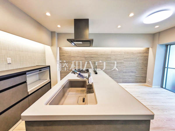 《キッチン》家事をしながらご家族との会話も楽しめる対面キッチン ♪　　【クイーポ狛江】
