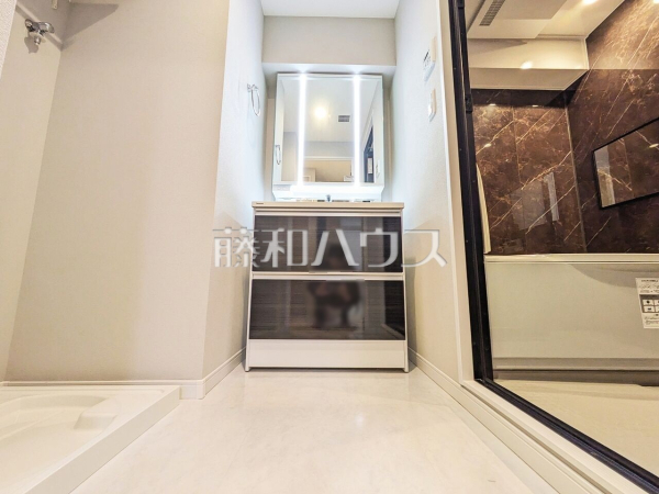 ≪洗面室≫三面鏡付きの洗面台。鏡の裏にも収納があり、歯ブラシや化粧品等もすっきり収納できます。　【クイーポ狛江】