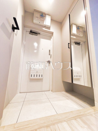 ≪玄関≫ 玄関には姿見がございます。身だしなみを最終チェックをして出掛けましょう！ 　【クイーポ狛江】