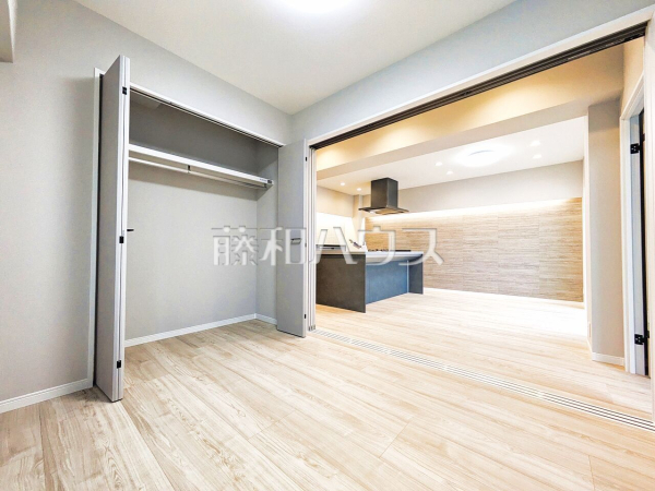 ≪居室≫ 各居室にはクローゼットを完備し、家具を置くスペースが確保しやすい設計がされております。 　【クイーポ狛江】