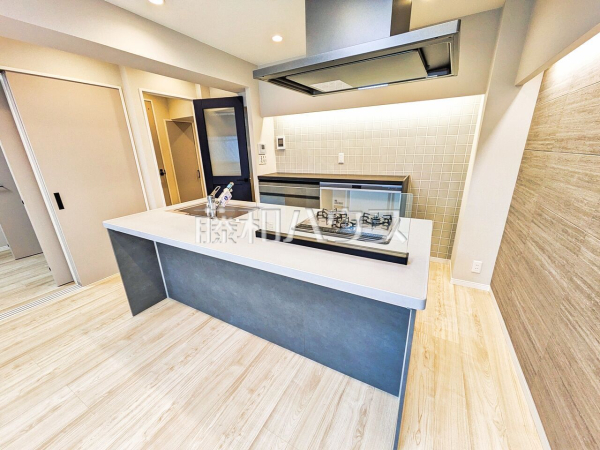 《キッチン》周囲に壁や仕切りがないため、他のキッチンタイプと違い開放感の中で家事ができるアイランドキッチン。　【クイーポ狛江】