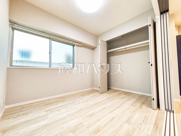 ≪居室≫木目が美しいウッディなフローリングの居室は、穏やかで心安らぐ空間となるでしょう。 　【クイーポ狛江】