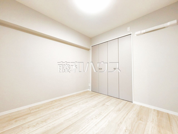 ≪居室≫ 各居室にはクローゼットを完備し、家具を置くスペースが確保しやすい設計がされております。【クイーポ狛江】
